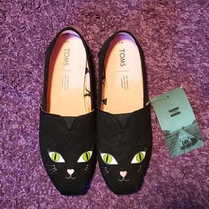 Toms glow in the dark cat slip ons 7 wide